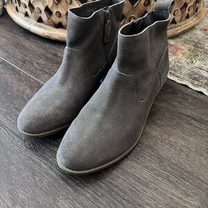 Vionic Vera Suede Ankle Booties